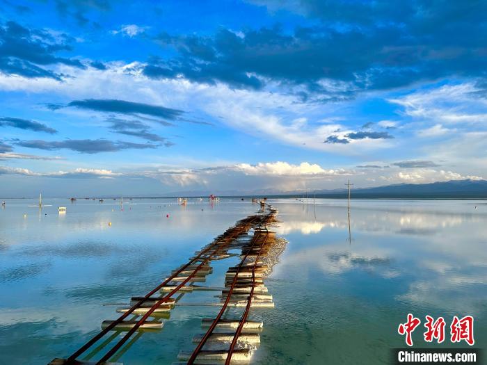 圖為茶卡鹽湖景區(qū)風(fēng)光?！⒀?攝