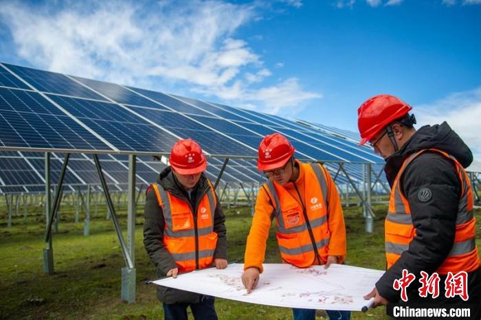 施工技術(shù)人員正在認(rèn)真核查柯拉一期光伏電站相關(guān)設(shè)計(jì)數(shù)據(jù)等。　劉忠俊 攝