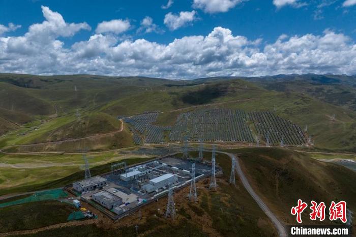 航拍建成投運(yùn)的柯拉一期光伏電站升壓站?！⒅铱?攝