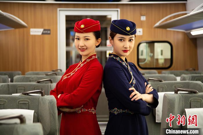 圖為整體色彩以“深藏青”和“喇嘛紅”為主調(diào)的西格段“復(fù)興號”動車組乘務(wù)員新制服?！±罾?攝