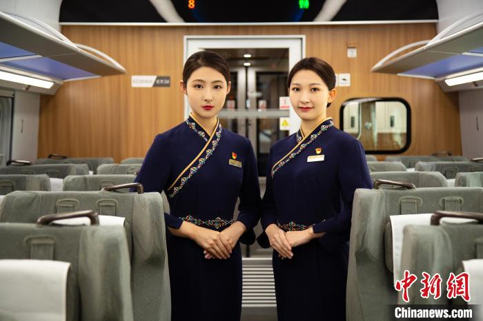 圖為整體色彩以“深藏青”為主調(diào)的西格段“復(fù)興號”動車組乘務(wù)員新制服?！±罾?攝