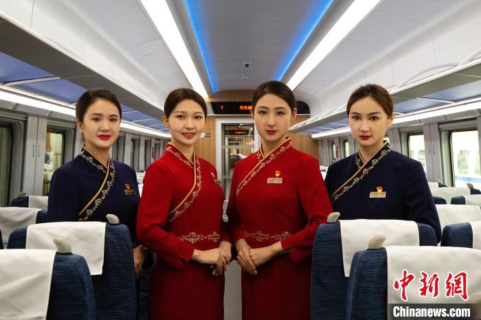 圖為整體色彩以“深藏青”和“喇嘛紅”為主調(diào)的西格段“復(fù)興號”動車組乘務(wù)員新制服。　李磊 攝
