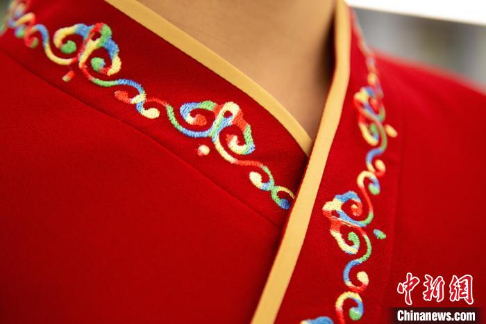 圖為新制服領(lǐng)口點(diǎn)綴有蒙古特色的烏力吉紋繡花?！±罾?攝