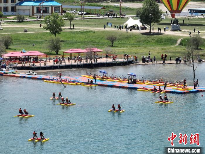 圖為航拍游客青海湖二郎劍景區(qū)體驗娛樂項目。　祁增蓓 攝