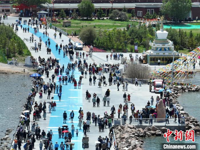 圖為航拍青海湖二郎劍景區(qū)游客眾多?！∑钤鲚?攝