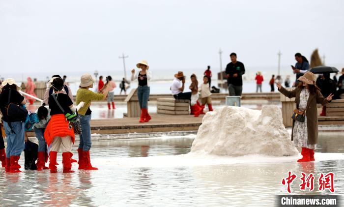 圖為游客在茶卡鹽湖拍照?！⊙Φ?攝