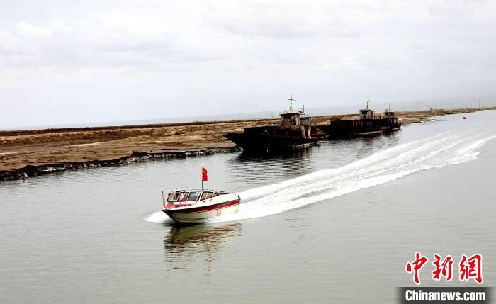 圖為茶卡鹽湖?！⊙Φ?攝