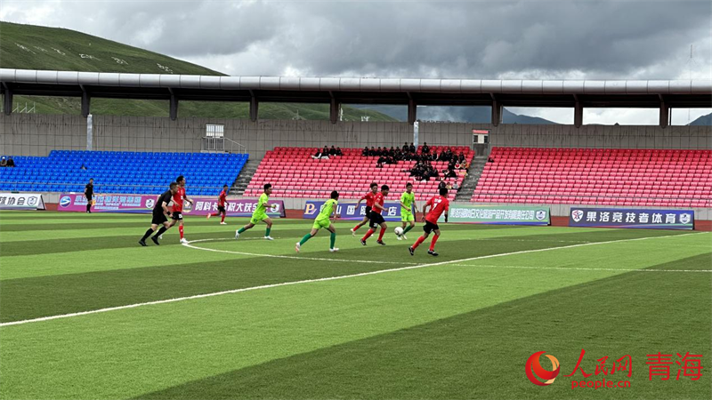 “州超”球員正在拼搶。人民網(wǎng) 劉沛然攝