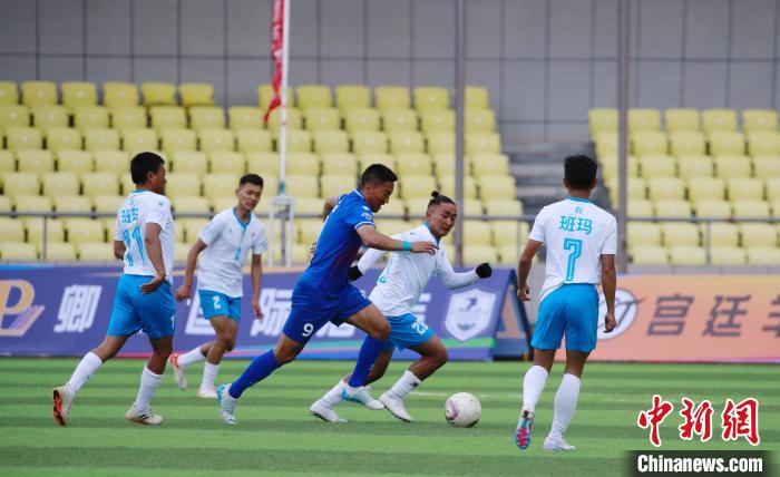 圖為班瑪隊(白)與達(dá)日隊在球場進(jìn)行比拼?！●R銘言 攝