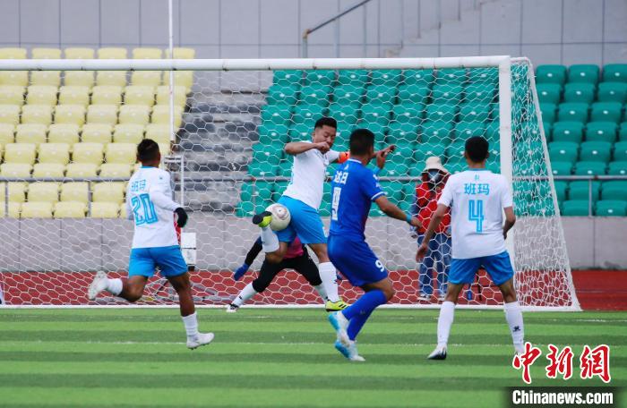 圖為班瑪隊(白)與達(dá)日隊在球場進(jìn)行比拼。　馬銘言 攝