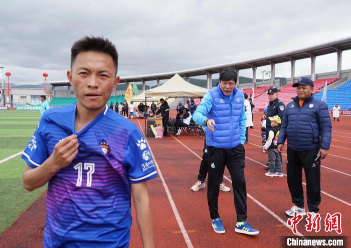 圖為范志毅在球場邊指導(dǎo)球員?！●R銘言 攝