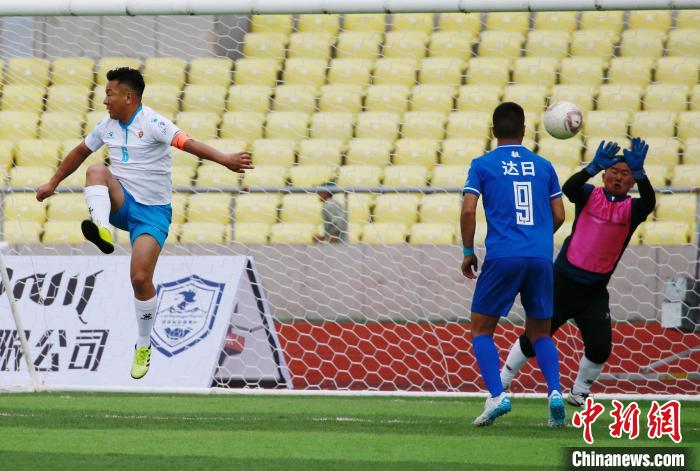 圖為班瑪隊(白)與達(dá)日隊在球場進(jìn)行比拼?！●R銘言 攝