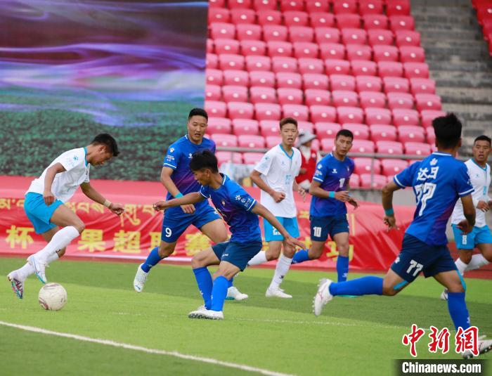 圖為班瑪隊(白)與達(dá)日隊在球場進(jìn)行比拼?！●R銘言 攝