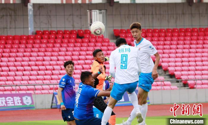 圖為班瑪隊(白)與達(dá)日隊在球場進(jìn)行比拼?！●R銘言 攝