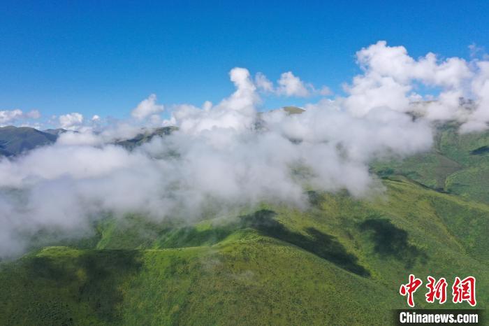 航拍賽來塘鎮(zhèn)山間云霧繚繞?！●R銘言 攝