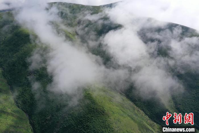 航拍賽來塘鎮(zhèn)山間云霧繚繞?！●R銘言 攝