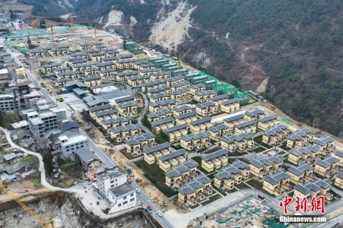 圖為2月1日，瀘定磨西鎮(zhèn)震后重建的安置小區(qū)。(無人機照片)<a target='_blank' href='/'><p  align=