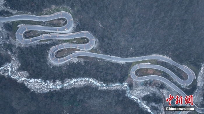 圖為2月1日，震后重建的海螺溝景區(qū)道路。(無人機照片)<a target='_blank' href='/'><p  align=