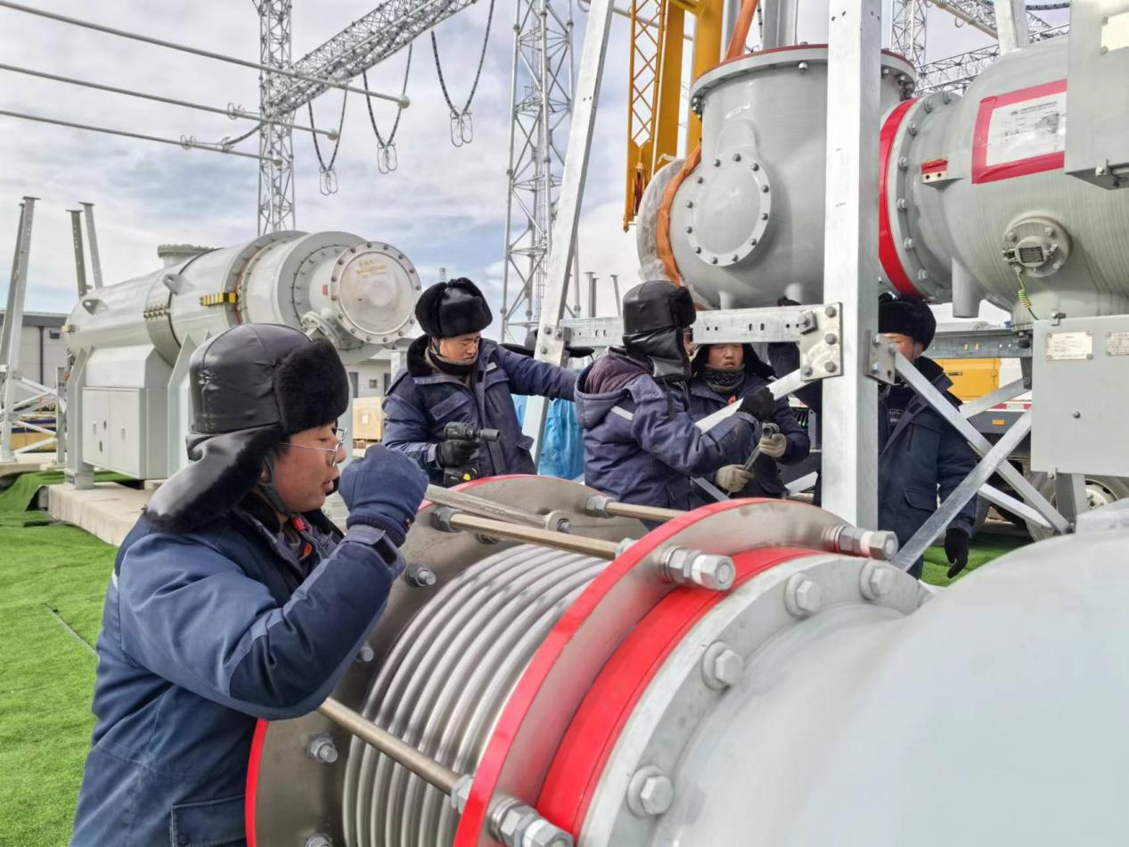 750千伏HGIS單元開蓋環(huán)節(jié)。王元明攝