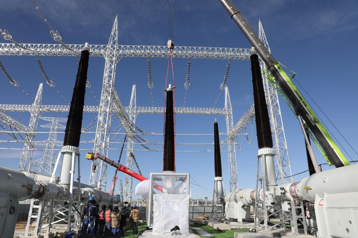 750千伏HGIS套管安裝工作。蒙珝攝