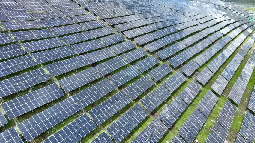 華電金川新能嘎斯都一期20萬(wàn)千瓦光伏項(xiàng)目。金川縣融媒體中心供圖