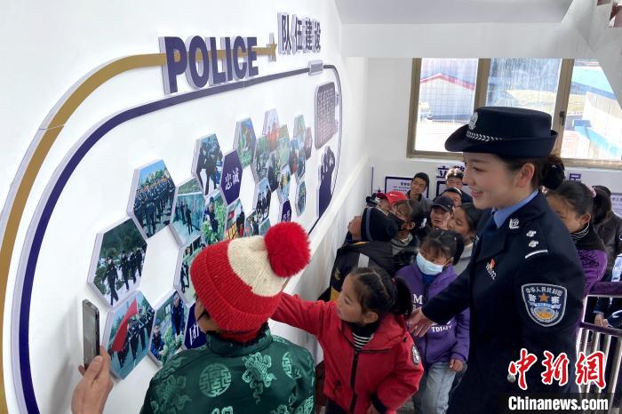 山南邊境管理支隊(duì)勒布邊境派出所舉行警營(yíng)開放日活動(dòng)，邀請(qǐng)駐地民眾進(jìn)警營(yíng)，了解民警工作生活。　莊冀 攝