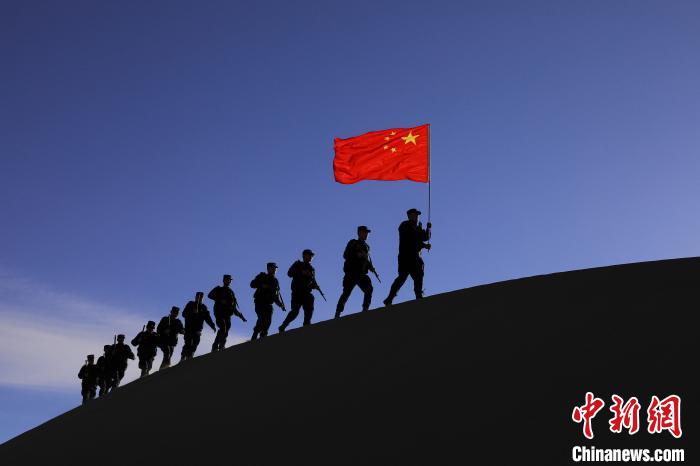 日喀則邊境管理支隊(duì)幾腳橋邊境檢查站民警在轄區(qū)開展巡邏工作。　龍小鳳 攝