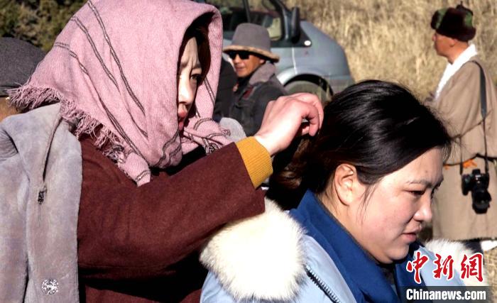 圖為1月13日，電影《雪域青春》群眾演員做拍攝準(zhǔn)備?！∝暽＠?攝