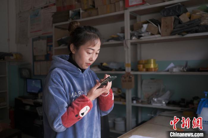 正在快遞站點內忙碌的楊莉春?！『闻罾?攝