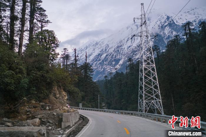 目前唯一進出墨脫的公路波墨公路。　何蓬磊 攝
