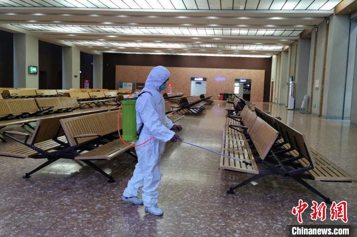 圖為拉薩車站工作人員在候車室進(jìn)行消毒?！±詈Ｐ?攝