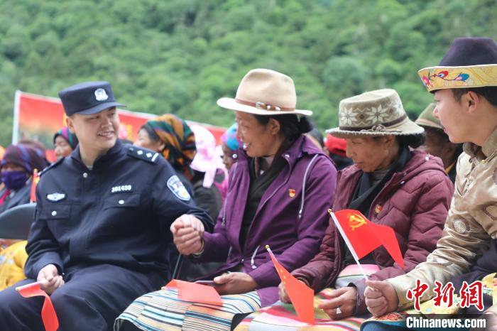 圖為李陽副所長(前排左一)與卓嘎、央宗姐妹共同參加愛國主義教育活動(dòng)?！〉录?攝