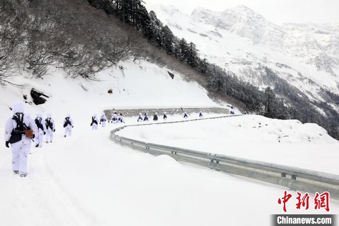 圖為徒步前進(jìn)?！铎o 攝