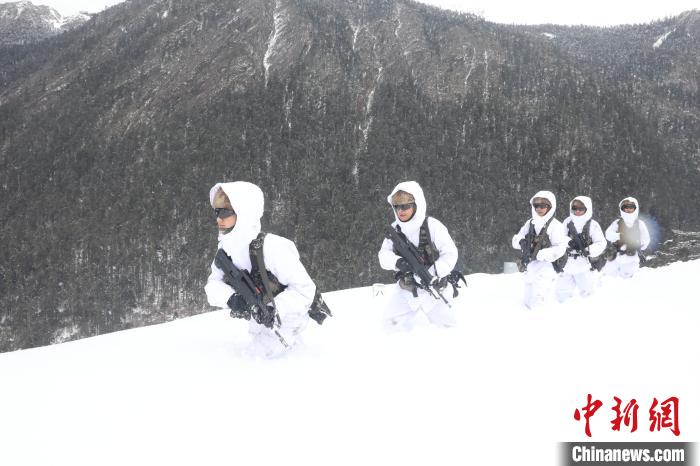 圖為徒步前進(jìn)?！〗有?攝