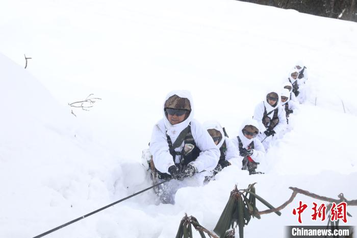 圖為依靠纜繩攀爬。　楊靜 攝
