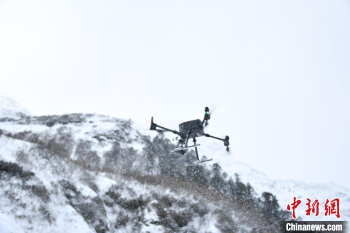 圖為無(wú)人機(jī)檢跡?！〗有?攝