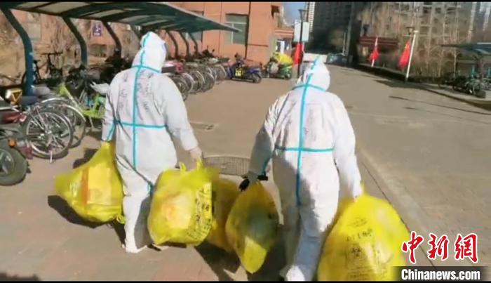 收集垃圾?！¤F西區(qū)委宣傳部 攝