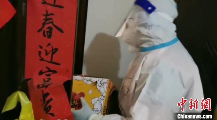 為封閉在家居民送快遞?！¤F西區(qū)委宣傳部 攝