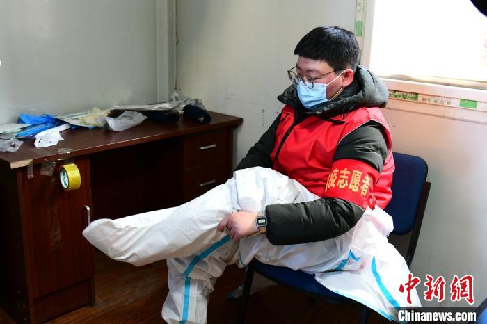 穿防護(hù)服?！¤F西區(qū)委宣傳部 攝