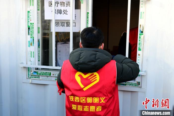 領(lǐng)防護(hù)用品?！¤F西區(qū)委宣傳部 攝