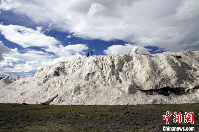 2016年7月冰崩后測量冰崩扇厚度。中科院青藏高原所 供圖