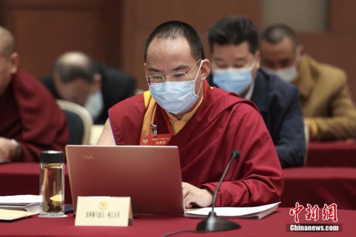 3月9日上午，全國政協(xié)十三屆四次會議舉行小組會議，討論“兩高”工作報告，審議各項決議和報告草案。圖為北京友誼賓館宗教界別委員小組會議現(xiàn)場，全國政協(xié)常委、中國佛教協(xié)會副會長、中國佛教協(xié)會西藏分會會長班禪額爾德尼·確吉杰布參加討論。<a target='_blank' ><p  align=