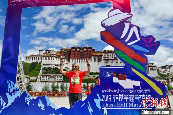 資料圖為2019年8月18日，拉薩舉行半程馬拉松賽。　江飛波 攝