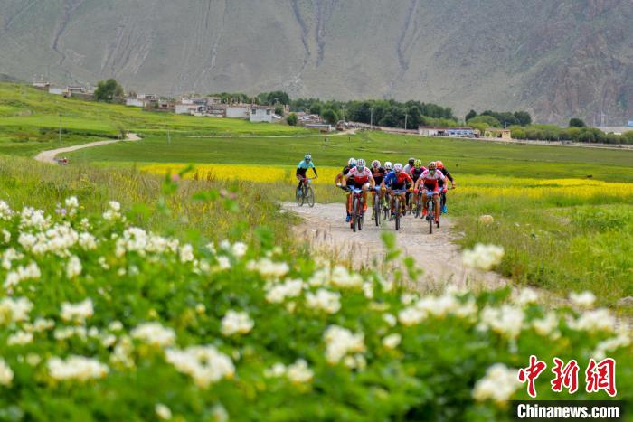 資料圖為2019年，西藏拉薩在堆龍德慶區(qū)舉行楚布溝山地自行車越野賽?！〗w波 攝