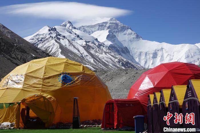5月9日的珠峰北坡登山大本營(yíng)?！∪轿木?攝