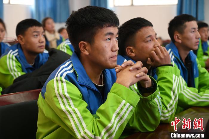 圖為學(xué)生在聆聽授課。