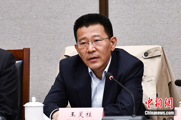 5月16日，由中國(guó)社會(huì)科學(xué)院西藏智庫(kù)、中國(guó)社會(huì)科學(xué)院民族學(xué)與人類學(xué)研究所主辦的第五屆西藏智庫(kù)國(guó)際論壇在北京舉行。中國(guó)社會(huì)科學(xué)院副院長(zhǎng)王靈桂在致辭中表示，今年是西藏和平解放70周年，西藏人民團(tuán)結(jié)奮斗，把貧窮落后的舊西藏建設(shè)成經(jīng)濟(jì)發(fā)展、文化繁榮、社會(huì)進(jìn)步、環(huán)境良好、生活幸福的社會(huì)主義新西藏，西藏歷史上第一次徹底消滅了絕對(duì)貧困，同全國(guó)人民一起，西藏各族人民已經(jīng)走進(jìn)全面建成小康社會(huì)的新時(shí)代，進(jìn)入歷史發(fā)展的新坐標(biāo)。 <a target='_blank' ><p  align=