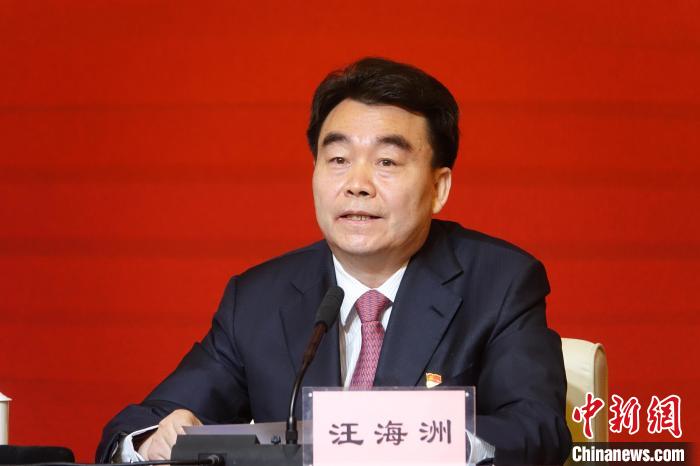 汪海洲在發(fā)布會(huì)上介紹西藏自治區(qū)黨史學(xué)習(xí)教育開展情況?！∪轿木?攝