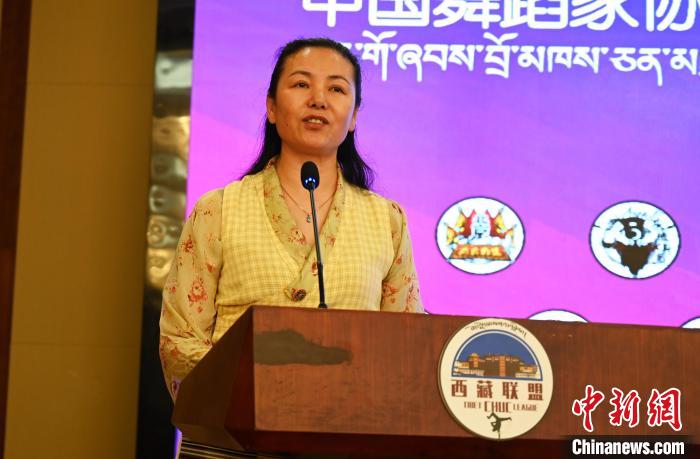 圖為西藏自治區(qū)舞蹈家協(xié)會(huì)主席達(dá)娃拉姆致辭。　趙朗 攝