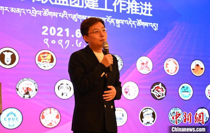 圖為中國(guó)舞蹈家協(xié)會(huì)街舞委員會(huì)常務(wù)副主任、秘書(shū)長(zhǎng)夏銳致辭。　趙朗 攝